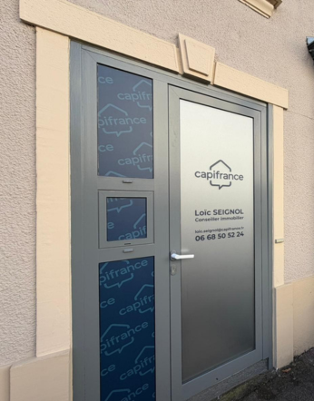 Création graphique vitrine, graphisme et agence de communication à Roanne. Loïc Seignol, capifrance agent immobilier