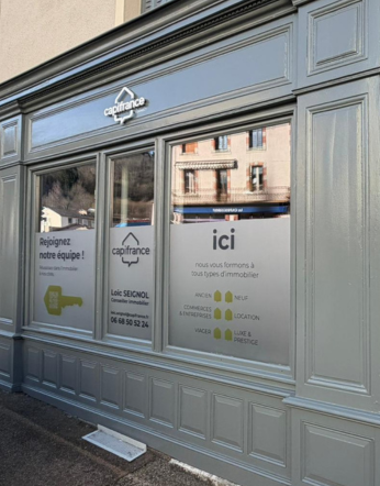 Création graphique vitrine, graphisme et agence de communication à Roanne. Loïc Seignol, capifrance agent immobilier