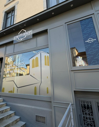 Création graphique vitrine, graphisme et agence de communication à Roanne. Loïc Seignol, capifrance agent immobilier